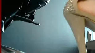 Светловолосая малышка Feona заводит сексуальными ножками