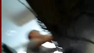 Светловолосая малышка Feona заводит сексуальными ножками