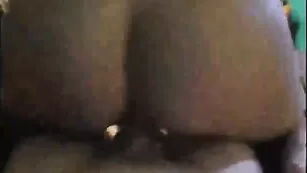 Аппетитная брюнетка сосет член и трахается