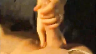 Аппетитная брюнетка сосет член и трахается