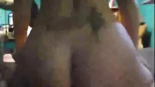 Аппетитная брюнетка сосет член и трахается