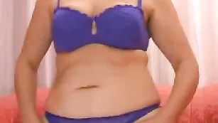 Знойная шкура TatiSun трахает пизду страпоном