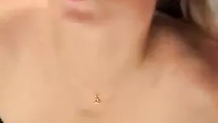 Успешная сучка SexyJess трахает анальное отверстие