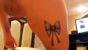 Грудастая кобыла tittsbaby смачно трахает очко