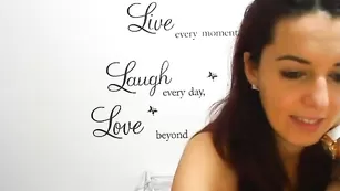 Красивая брюнетка h3llem улыбается и дрочит