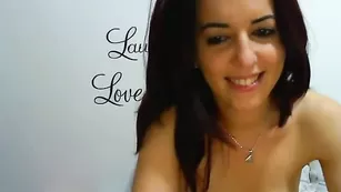 Красивая брюнетка h3llem улыбается и дрочит