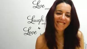 Красивая брюнетка h3llem улыбается и дрочит