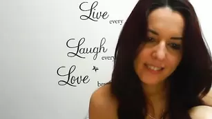 Красивая брюнетка h3llem улыбается и дрочит