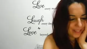 Красивая брюнетка h3llem улыбается и дрочит