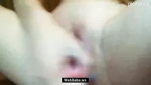 Прелестная шлендра виртик трахает себя самотыком