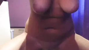 Зрелая кобыла severnaya смачно ласкает пизду