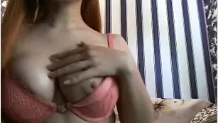 Грудастая шалава antigeysha эротично раздевается