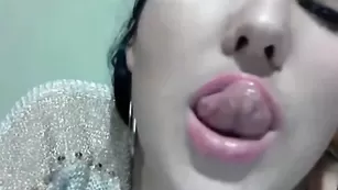 Жаркая тетка nikadream23 смачно дрочит очко