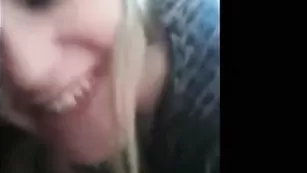 Старательная блондинка отсасывает парню член