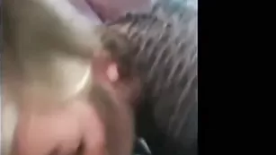 Старательная блондинка отсасывает парню член