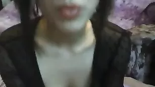 Пышная сука Shemika заводит крупной попкой