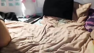 scrumptious пышногрудая мнет сиськи