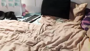 scrumptious пышногрудая мнет сиськи