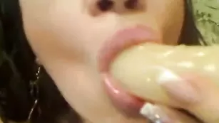 Яркая шалава KarinaFox занимается двойным проникновением