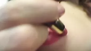 Рыжая краля Varvarushka трахает свою анальную дырочку