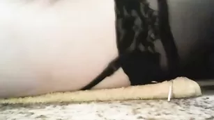 Ярая путана Prosto-Yli4ka жестко растягивает анус