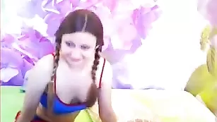 Сладкая школьница schoolgirl ласкает половые губы
