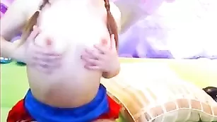 Сладкая школьница schoolgirl ласкает половые губы