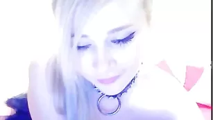 Милая шалава arielle1 не спешит раздеваться