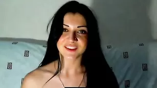 Жаркая брюнеточка tigergirl мастурбирует бритую пизду