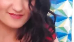 Самка Kissable оголяет киску и мастурбирует