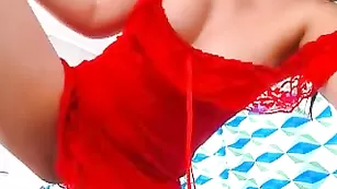 Самка Kissable оголяет киску и мастурбирует