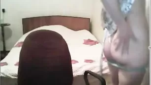 Смазливая телочка sofia86 ласкает сочную пизду