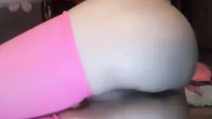 Куколка в чулках shockolady страстно трахает очко