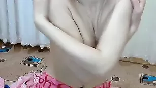 Шальная краля Angelo4ekX эротично раздевается