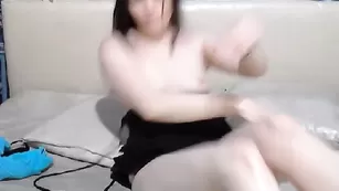 Симпатичная шалава RusyaElita смачно трахает пизду