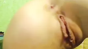 Симпатичная малышка SexxxyMalinka писает в стакан и теребит вагину