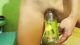 Симпатичная малышка SexxxyMalinka писает в стакан и теребит вагину