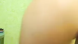 Симпатичная малышка SexxxyMalinka писает в стакан и теребит вагину