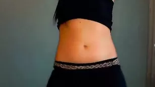 Жаркая девка Isabella8 страстно разминает сиськи