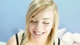 Светловолосая путана babyfaceu обнажает татуированное тело