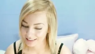 Светловолосая путана babyfaceu обнажает татуированное тело