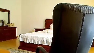 Привлекательная курва chocolate20 демонстрирует сексуальное тело