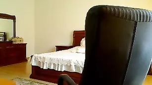 Привлекательная курва chocolate20 демонстрирует сексуальное тело