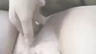 Развратная потаскушка наслаждается глубоким фистингом