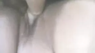 Развратная потаскушка наслаждается глубоким фистингом