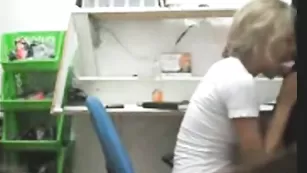 Жаркая шлюшка сосет член на рабочем месте