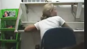 Жаркая шлюшка сосет член на рабочем месте