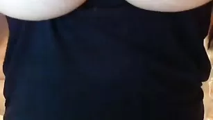 Сиськатая шмарина queenkarma теребит сосочки