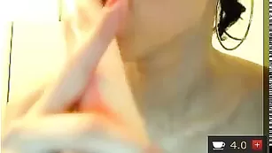 Смазливая краля LadyBiker глотает резиновый пенис