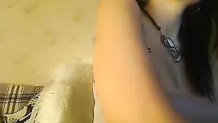 Жаркая брюнетка bondxxxgirl вертит сочной попой